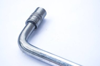 L şeklindeki şok anahtarı beyaz arkaplanda izole edildi