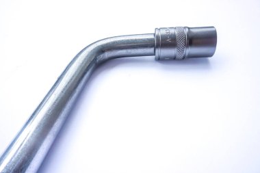 L şeklindeki şok anahtarı beyaz arkaplanda izole edildi