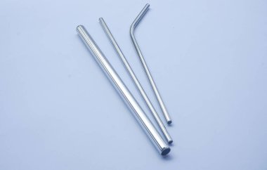 Beyaz arka planda 3 boyutlu paslanmaz çelik pipetler