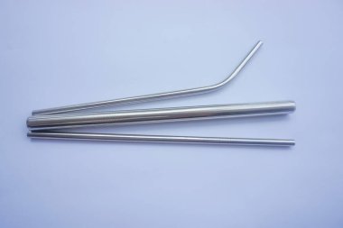 Beyaz arka planda 3 boyutlu paslanmaz çelik pipetler