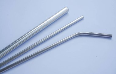 Beyaz arka planda 3 boyutlu paslanmaz çelik pipetler