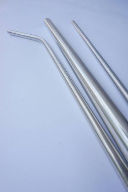 Beyaz arka planda 3 boyutlu paslanmaz çelik pipetler