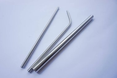 Beyaz arka planda 3 boyutlu paslanmaz çelik pipetler