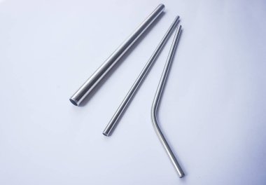 Beyaz arka planda 3 boyutlu paslanmaz çelik pipetler