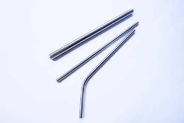 Beyaz arka planda 3 boyutlu paslanmaz çelik pipetler