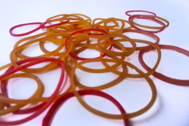 Beyaz arka plan üzerinde izole kauçuk şeritler yığını