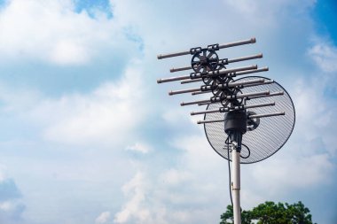 bulutlu dijital yayın için açık hava televizyon antenleri ve arka planda açık mavi gökyüzü