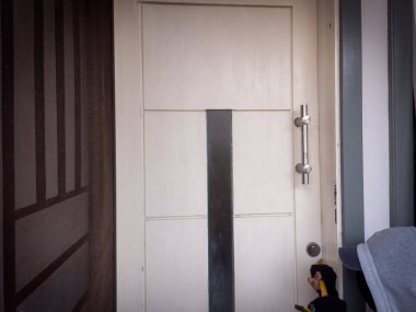 Bir hırsızın levye kullanarak evin kapısını açtığı görüntüsü.