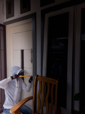 Bir hırsızın levye kullanarak evin kapısını açtığı görüntüsü.