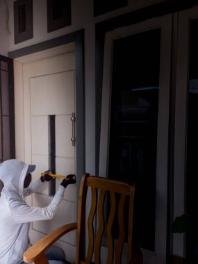 Bir hırsızın levye kullanarak evin kapısını açtığı görüntüsü.