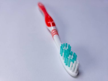 Beyaz arkaplanda bir diş fırçası