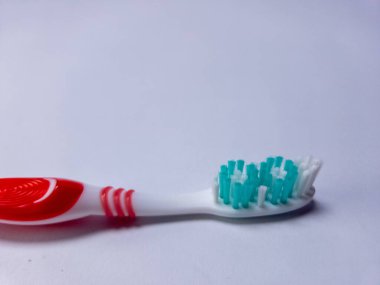 Beyaz arkaplanda bir diş fırçası