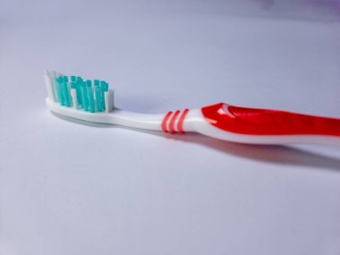 Beyaz arkaplanda bir diş fırçası