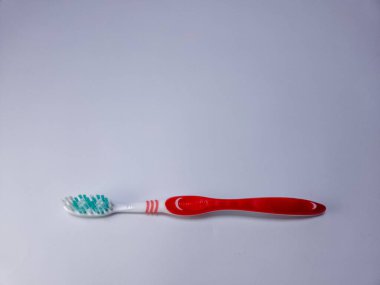 Beyaz arkaplanda bir diş fırçası