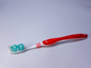 Beyaz arkaplanda bir diş fırçası