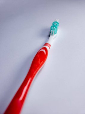 Beyaz arkaplanda bir diş fırçası