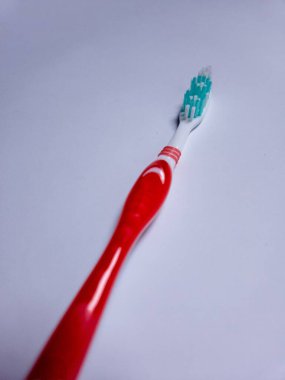 Beyaz arkaplanda bir diş fırçası