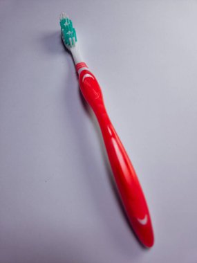 Beyaz arkaplanda bir diş fırçası