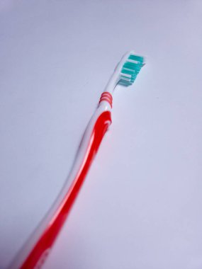 Beyaz arkaplanda bir diş fırçası