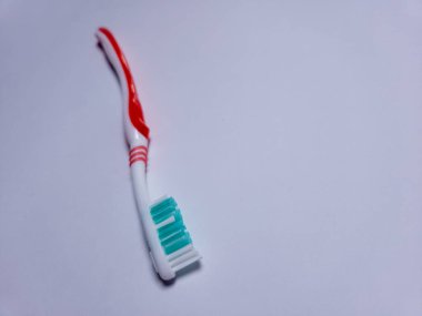 Beyaz arkaplanda bir diş fırçası