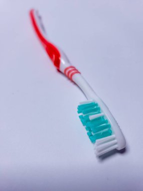 Beyaz arkaplanda bir diş fırçası