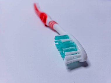 Beyaz arkaplanda bir diş fırçası