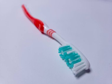 Beyaz arkaplanda bir diş fırçası