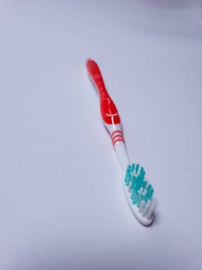 Beyaz arkaplanda bir diş fırçası