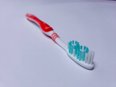 Beyaz arkaplanda bir diş fırçası