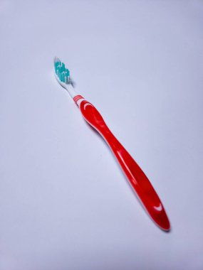 Beyaz arkaplanda bir diş fırçası