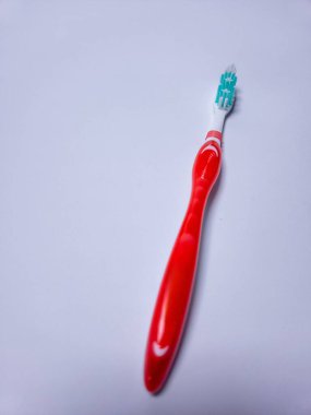 Beyaz arkaplanda bir diş fırçası
