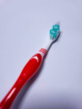 Beyaz arkaplanda bir diş fırçası