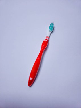 Beyaz arkaplanda bir diş fırçası