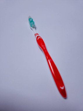 Beyaz arkaplanda bir diş fırçası