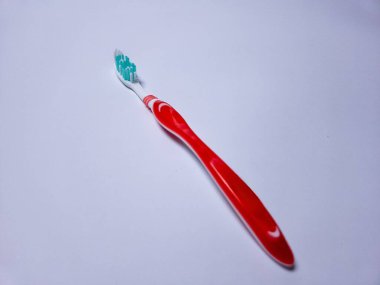 Beyaz arkaplanda bir diş fırçası