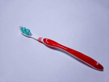 Beyaz arkaplanda bir diş fırçası