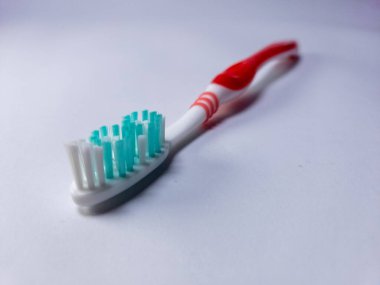 Beyaz arkaplanda bir diş fırçası