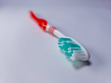 Beyaz arkaplanda bir diş fırçası