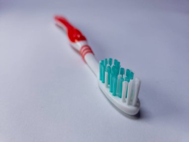 Beyaz arkaplanda bir diş fırçası