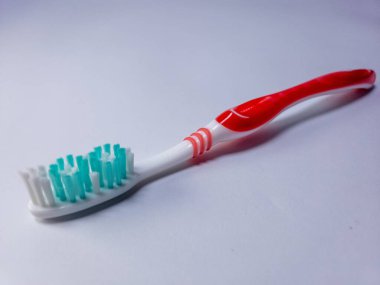 Beyaz arkaplanda bir diş fırçası