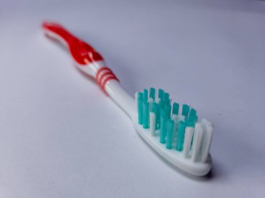 Beyaz arkaplanda bir diş fırçası