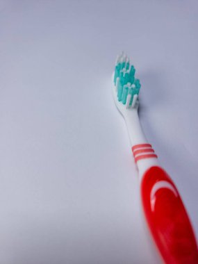 Beyaz arkaplanda bir diş fırçası