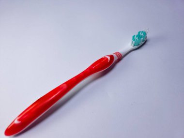 Beyaz arkaplanda bir diş fırçası