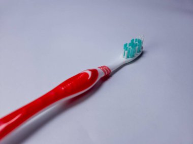 Beyaz arkaplanda bir diş fırçası