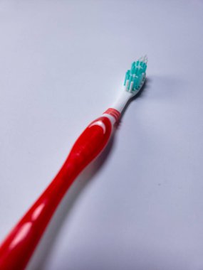 Beyaz arkaplanda bir diş fırçası