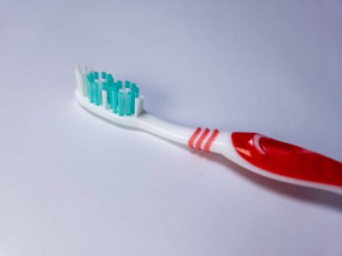 Beyaz arkaplanda bir diş fırçası