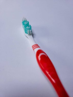 Beyaz arkaplanda bir diş fırçası