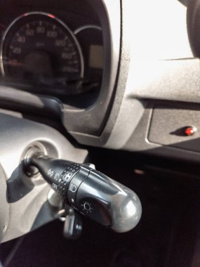 Bir arabanın direksiyonundaki sinyal kolunu çevir.