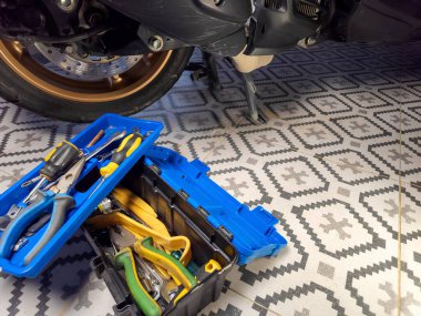 Çeşitli araçlara sahip motorsiklet mekanik araç kutusu