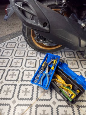 Çeşitli araçlara sahip motorsiklet mekanik araç kutusu